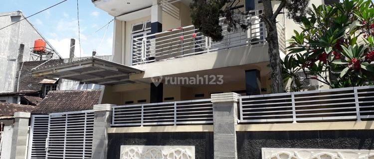 Rumah Bagus 2 Lantai Tengah Kota Dekat Stadion Manahan Solo 1