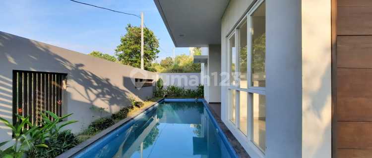 Rumah bagus besar luas modern minimalis ada kolam renang siap huni dekat tol dekat sekolah Akpol dijual di Stonen Timur Gajahmungkur Semarang atas 1