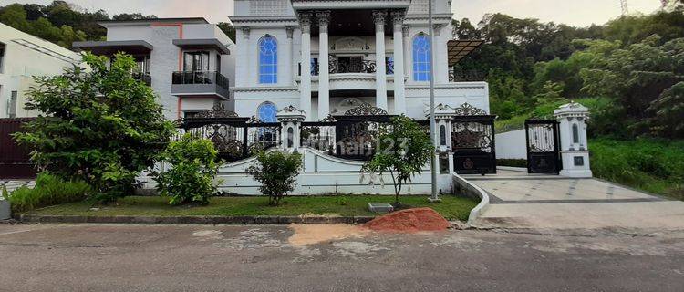 Di jual rumah mewah siap pakai di kawasan eksekutif 1