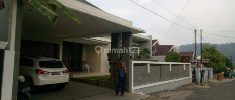 RUMAH MEWAH DIJUAL BERIKUT ISINYA 1