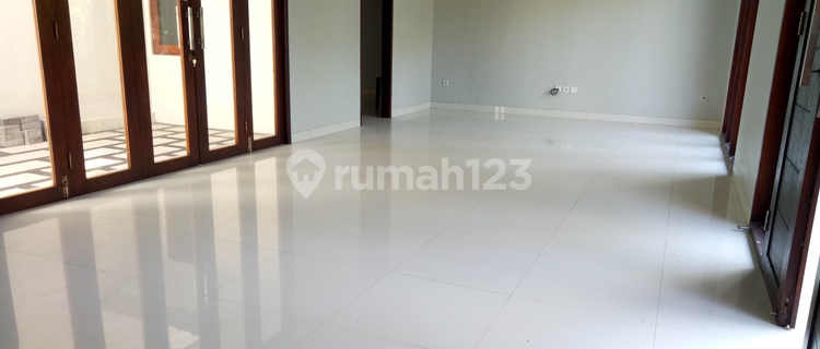 Modern and minimalist house 1