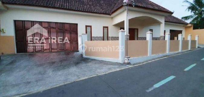 Villa 6 kamar, halaman luas, kolam renang, di Karangpandan 1