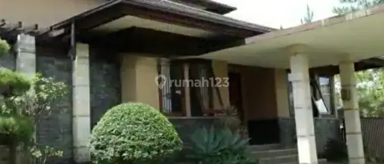 Rumah mewah dengan halaman yang luas 1