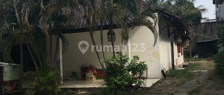 Rumah dengan parkiran luas 1