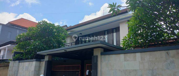 Rumah mewah super lega di daerah elit moh yamin renon 1