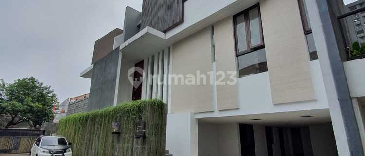 LUXURY HOUSE. MODERN DESIGN. PRIVATE POOL. IN TOWN HOUSE IN KEMANG 1