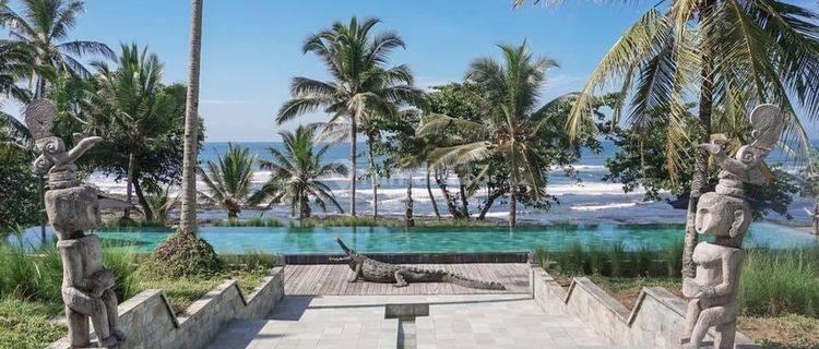 Luxurious beach front wooden villa , about 2 hours drive from Kuta at pekutatan negara 1