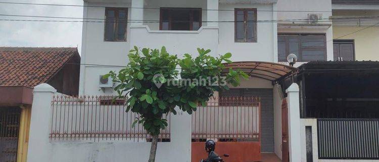 Rumah Cantik 2 Lantai Furnished di Jajar Laweyan Surakarta 1