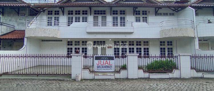 Villa di Komplek Putri Hijau 1