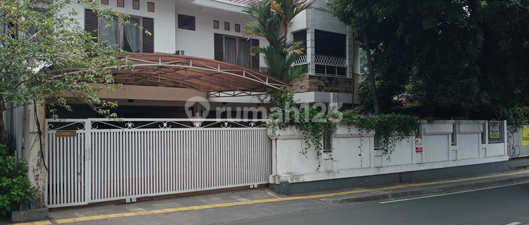 Quick Sale: 2-Story House in Kemang, Strategic Location, South Jakarta 1