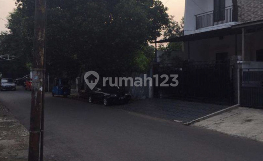 Ready-to-Occupy House, 2-Car Wide Road in East Tebet. Contact: 0813-1838-1838. 1