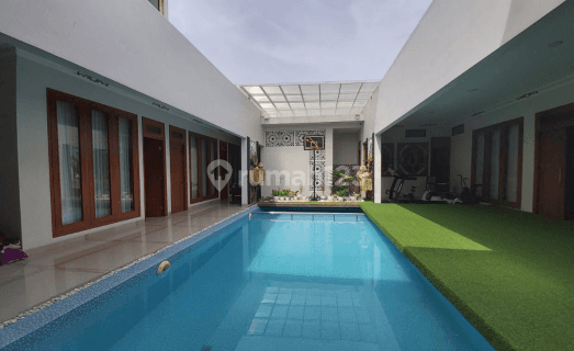 Rumah Mewah Megah gaya Romawi Classic full furnish di Kartasura Solo 1