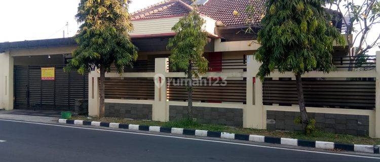 Rumah mewah sumber banjarsari solo pinggir jalan strategis  1