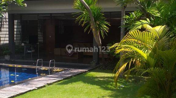 Villa 3+1 bedrooms modern dan bagus di Seminyak 1