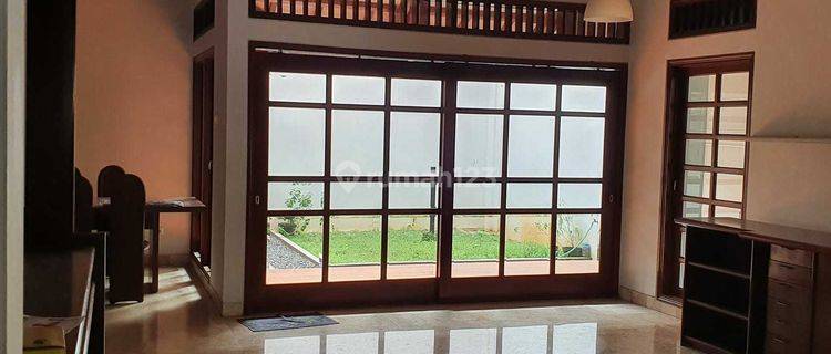 Disewakan Rumah Taman Kebon Jeruk Intercon, kondisi bagus, parkiran besar 1