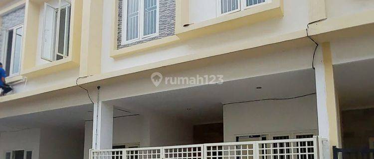 Rumah Cantik Siap Huni Lokasi Strategis Dekat Universitas Petra 1