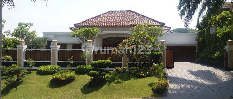 Ready-to-Occupy House with Golf View. 1