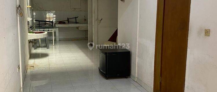 Rumah minimalis di Tomang daerah trategis  1