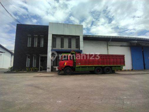 Gudang D (depan & belakang)